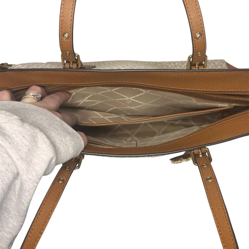 Michael Kors Voyager Medium Tote Bag in Vanilla & Acorn Tablet Pocket Zipper Top - Picture 8 of 10